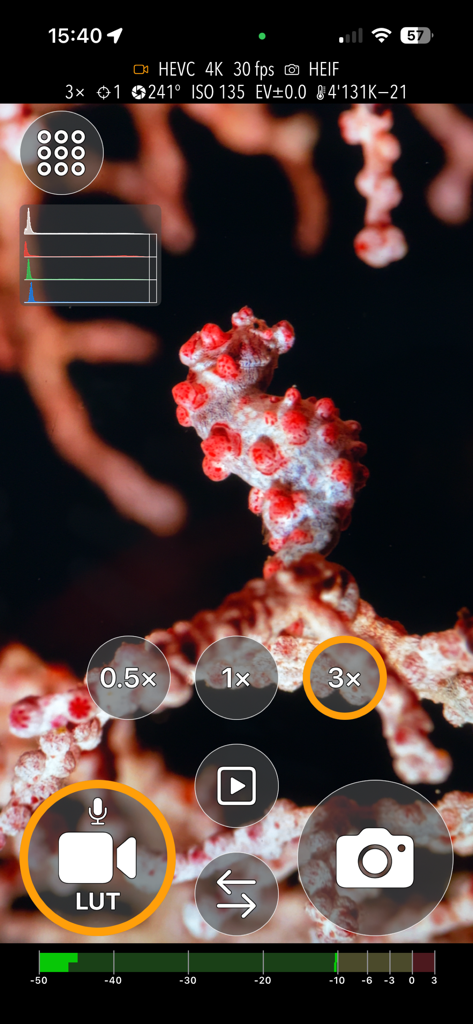 UWACAM - Interface do aplicativo UWACAM apresentando uma foto macro de um cavalo-marinho com controles de fotografia profissional