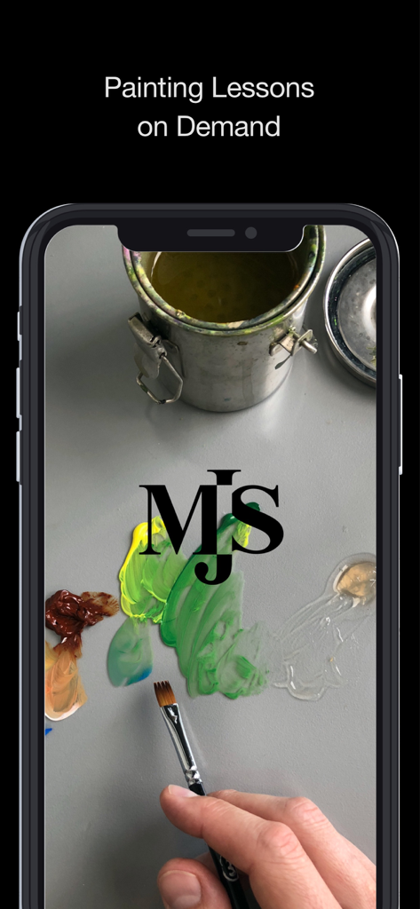 オンデマンドの絵画レッスン用のスマートフォンに表示された、パレット上で油絵の具を混ぜる手