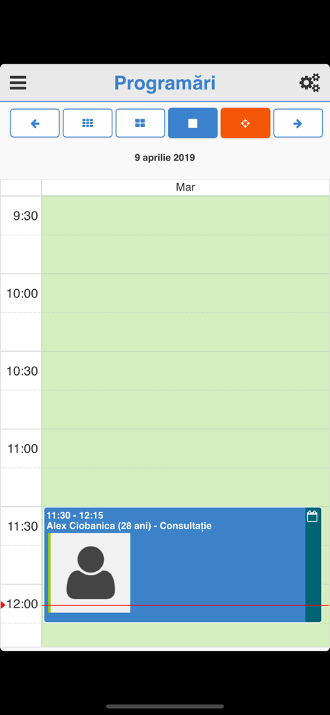 Daily dental appointment schedule view in the dROOT app featuring a patient consultation block