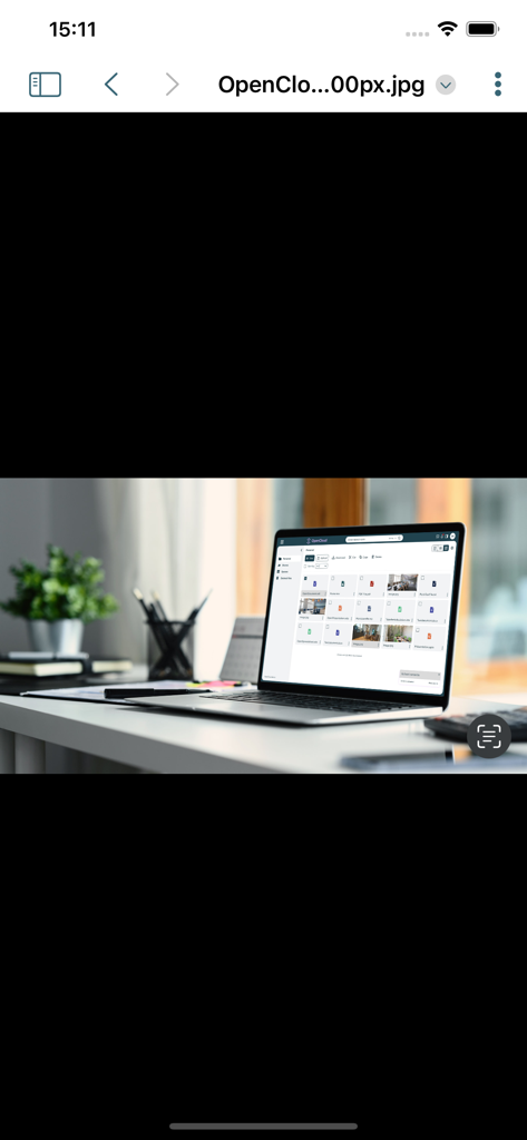 Interface de gestion de fichiers OpenCloud affichée sur un ordinateur portable dans un environnement de bureau professionnel
