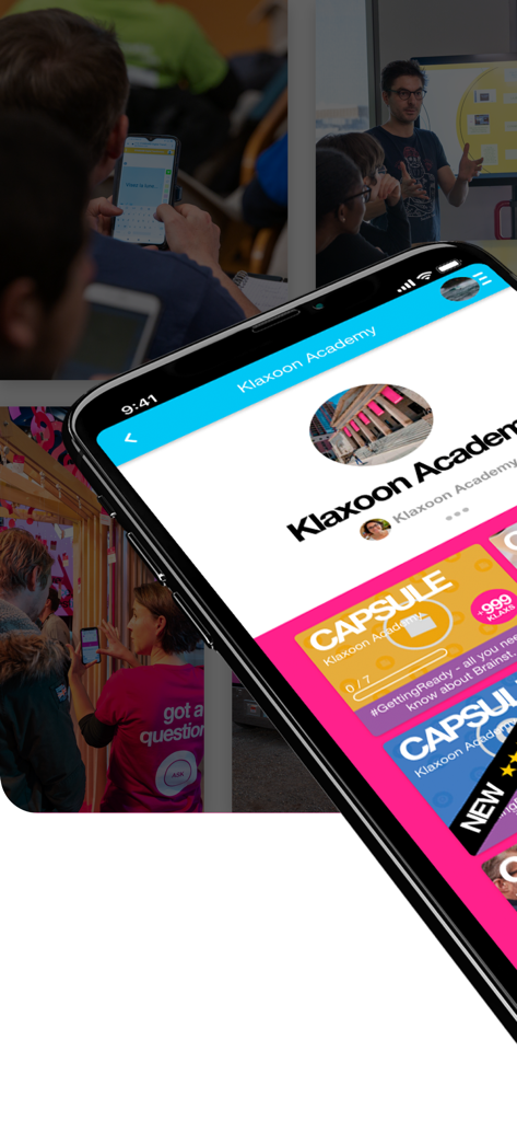 Un smartphone affichant l'interface de l'application Klaxoon Academy avec des capsules de formation collaboratives et des paramètres d'équipe professionnels en arrière-plan.