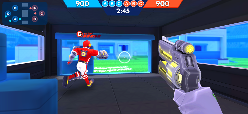 FRAG Pro Shooterの一人称シューターゲームプレイ。未来的な銃と、カラフルなアリーナを走るキャラクターが描かれている