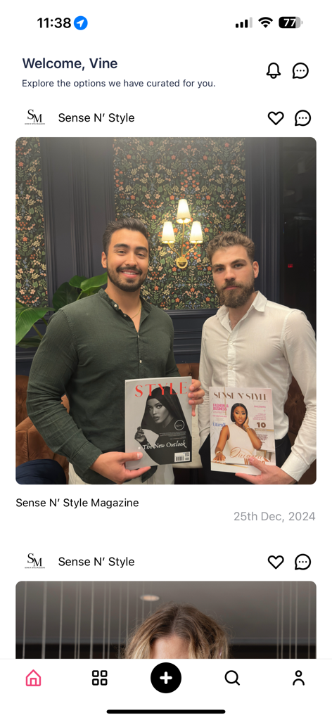 Sense N' Style - El feed de inicio de la app Sense N Style mostrando una publicación de profesionales de la moda sosteniendo revistas.