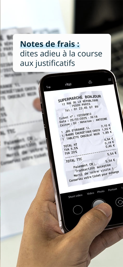 Anytime - Compte pro et asso - Main tenant un smartphone pour scanner un reçu papier à l'aide de l'application mobile Anytime pour la gestion des dépenses professionnelles