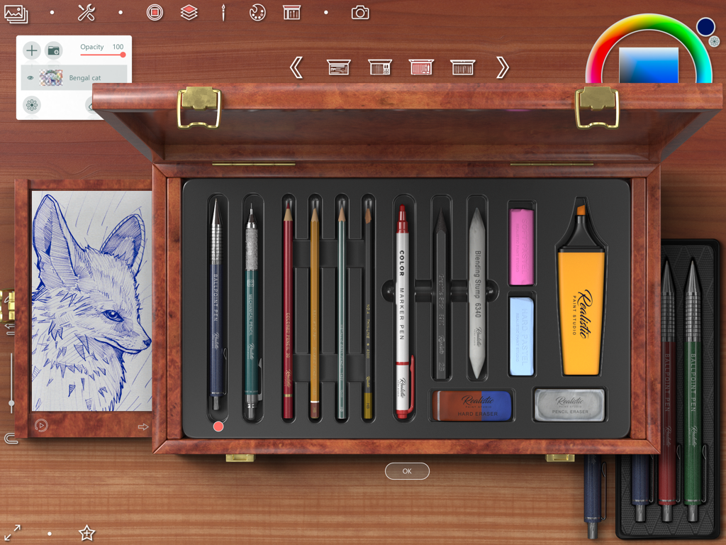 Realistic Paint Studio - Interfaz que muestra una caja de arte de madera realista con herramientas de dibujo y un boceto de zorro