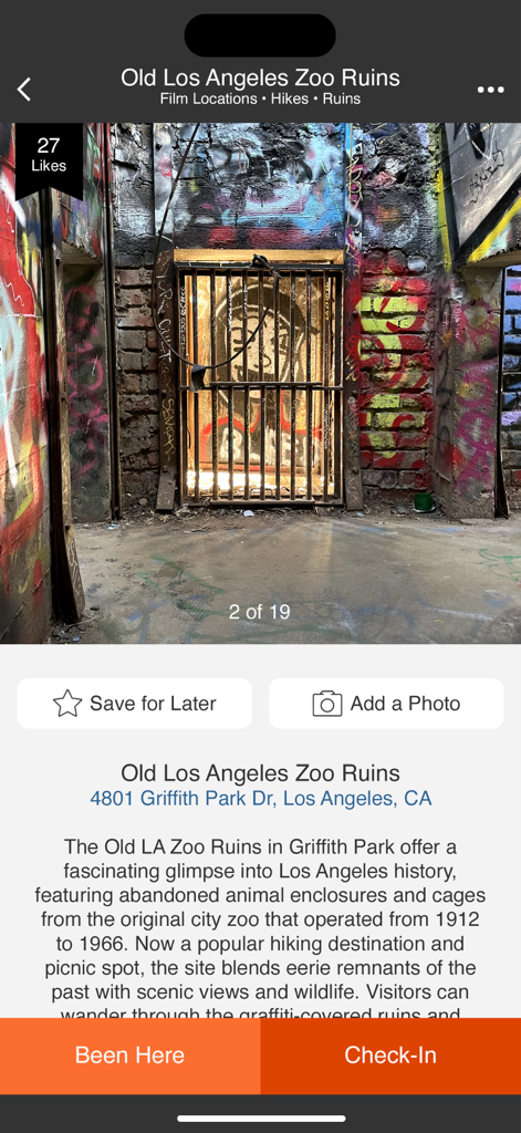 Page de détail de l'application Fotospot pour les ruines de l'ancien zoo de Los Angeles, présentant une photo d'enceintes d'animaux couvertes de graffitis