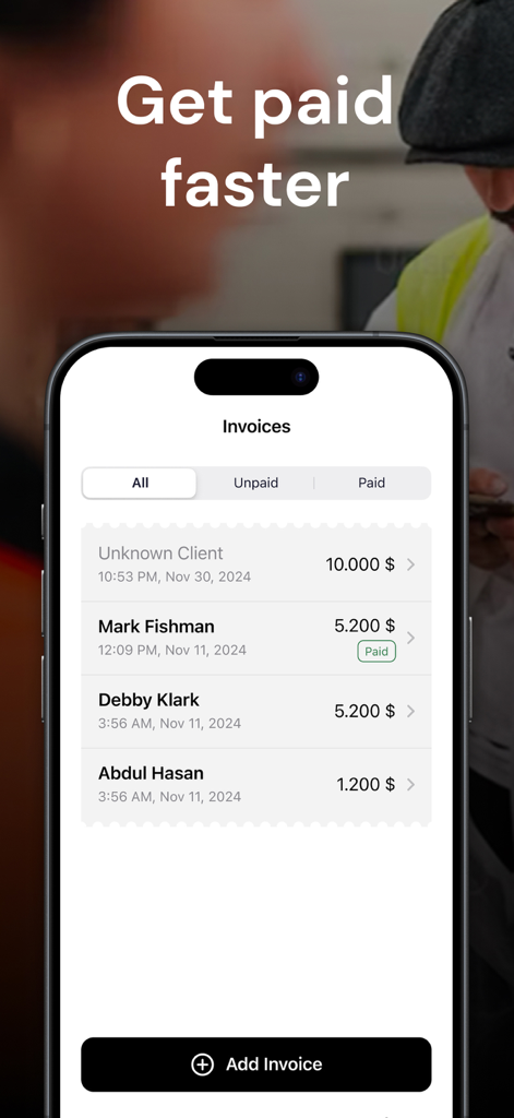 Invoice & Estimate Maker・Billo - Schermata del telefono cellulare che mostra l'elenco delle fatture dell'app Billo con stato pagato e non pagato per diversi clienti