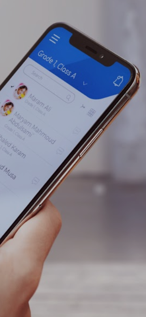Smartphone affichant l'interface de l'application Blue-Ride avec une liste d'élèves pour la coordination des enlèvements à l'école