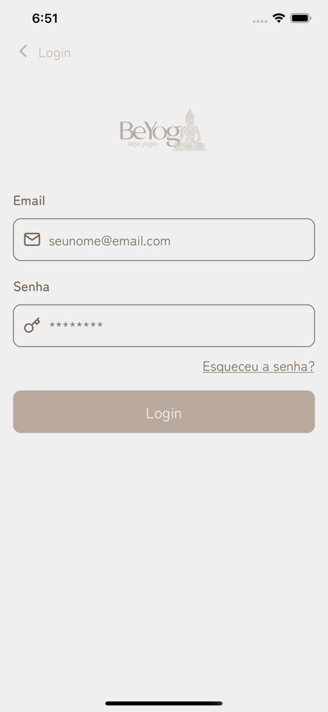 BEYOGA - Interfaz de inicio de sesión de la aplicación BEYOGA con campos minimalistas para correo electrónico y contraseña.