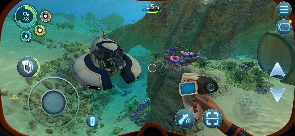 Subnautica - Gameplay mobile di Subnautica che mostra l'esplorazione subacquea con un Seamoth e interfaccia utente touch