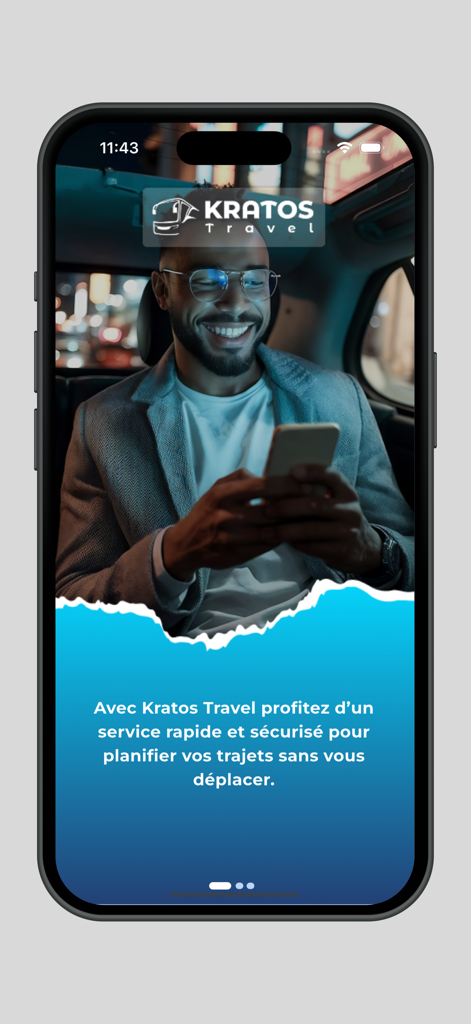 Kratos Travel - Un hombre profesional sonriendo mientras usa la aplicación Kratos Travel en su smartphone para reservar un viaje a Camerún