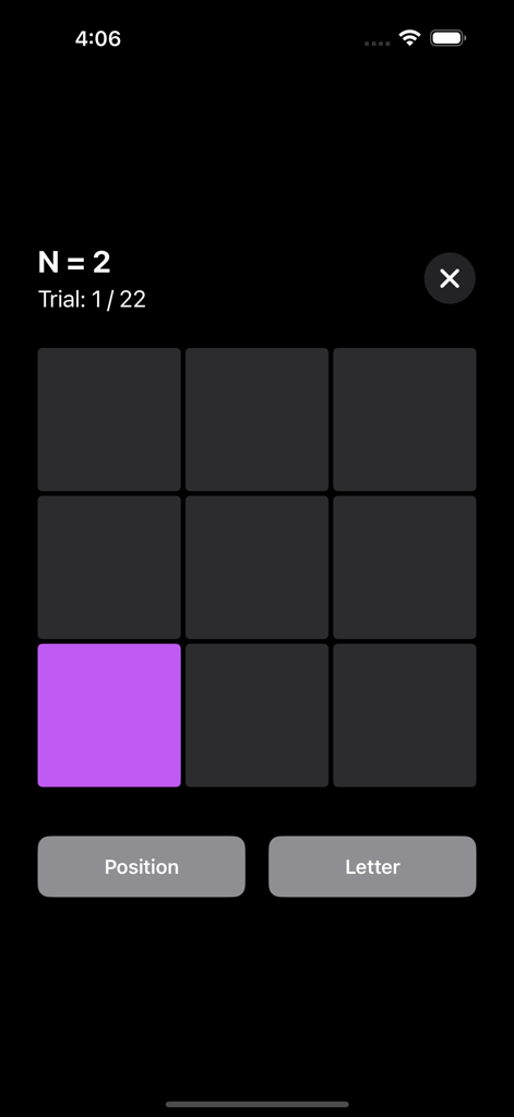 Uma tela de jogo minimalista 3x3 do aplicativo Dual-N-Back mostrando um quadrado destacado em roxo e botões para posição e letra.