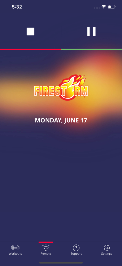 F45 TV - Fernbedienungsoberfläche für die F45 TV App, die eine Firestorm-Workout-Einheit mit Stopp- und Pause-Schaltflächen zeigt.