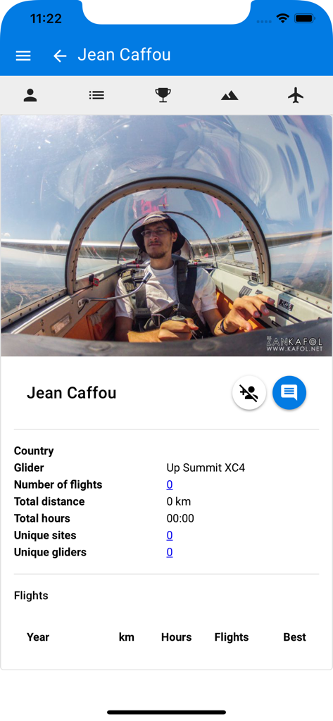 FlySafe paragliding - Profile page in the FlySafe paragliding app displaying pilot statistics and flight history.