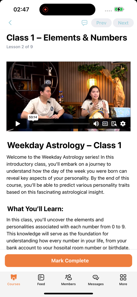 Mobile Ansicht des Design Destiny Studentenportals, die eine Videolektion mit dem Titel Elemente und Zahlen zeigt.