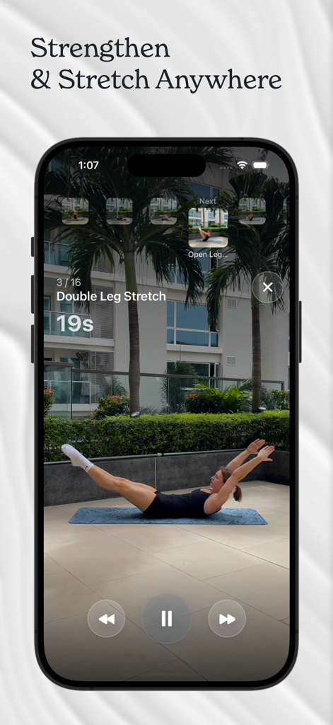 Flexy: Pilates & Home Workout - Una mujer realizando un ejercicio de estiramiento doble de piernas de Pilates durante un entrenamiento en casa en la interfaz de la aplicación Flexy.