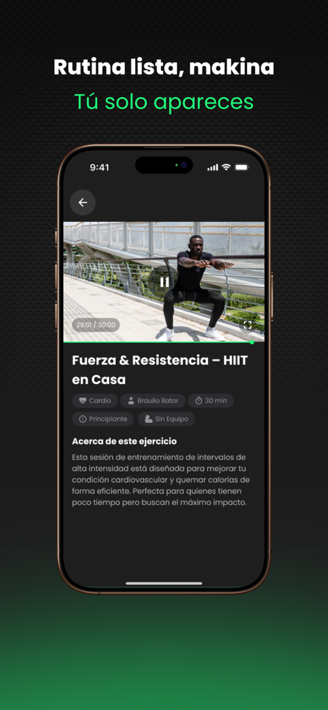 La aplicación TurboSteps que muestra un video de entrenamiento HIIT en casa para principiantes con un instructor de fitness.