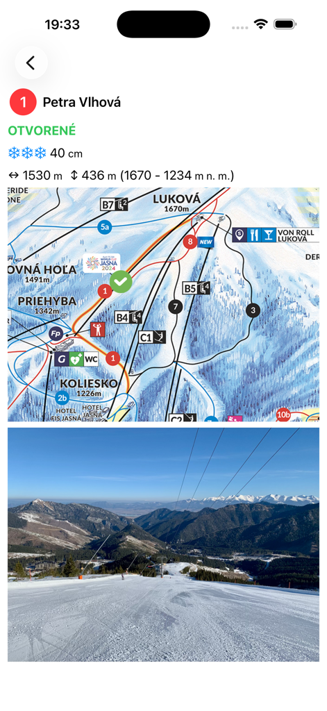 Mobile App-Oberfläche, die eine detaillierte Skigebietskarte und eine Live-Ansicht einer präparierten verschneiten Piste anzeigt.