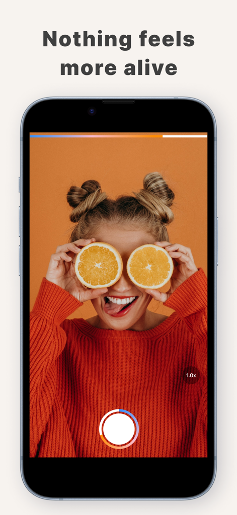 Shardee | Daily vlog camera - 주황색 슬라이스를 눈 위에 올린 여성의 장난스러운 순간을 캡처하는 Shardee 일상 브이로그 카메라 앱을 보여주는 스마트폰 화면.