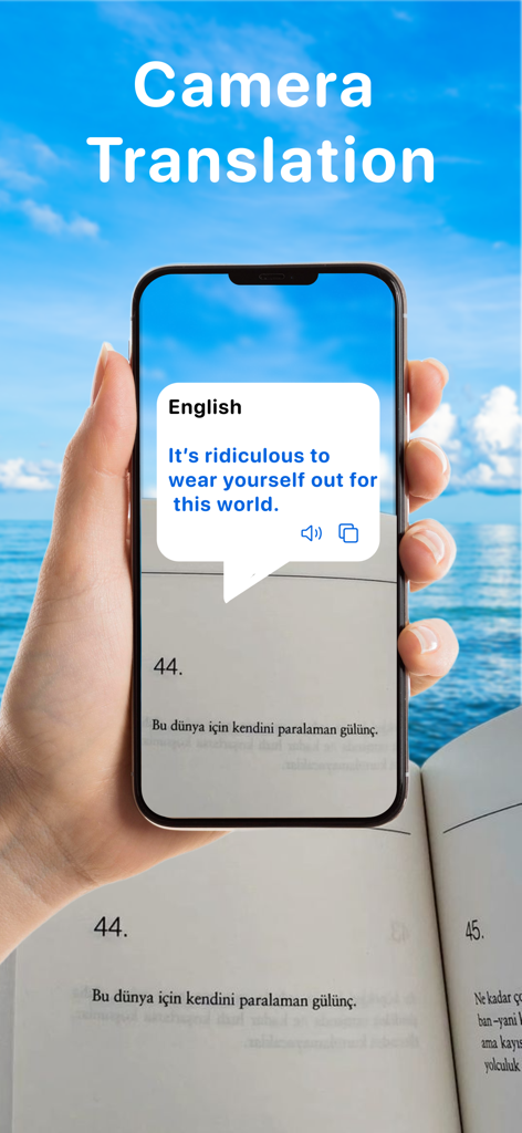 AI Translator: Translation App - Una persona usando la aplicación Traductor IA en un iPhone para traducir texto de un libro usando la cámara.