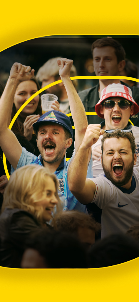 Aficionados al deporte emocionados animando y celebrando un partido en un bar