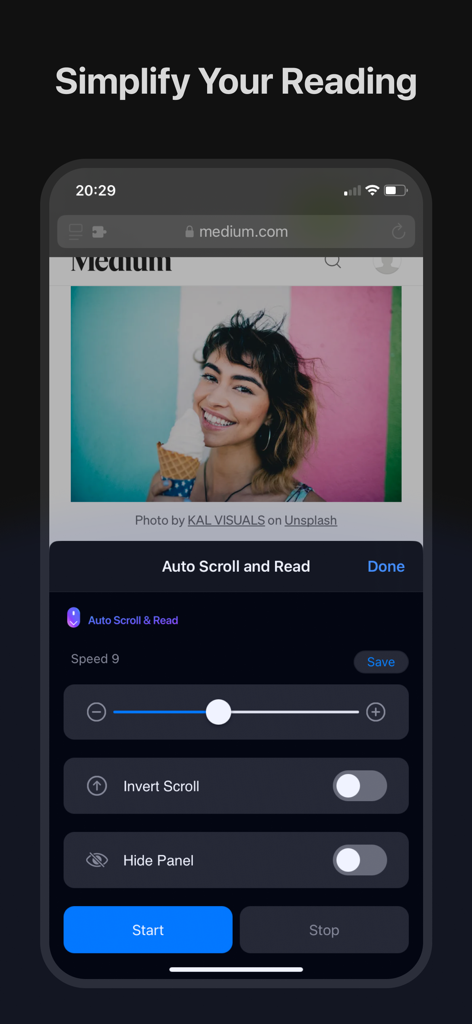 웹 기사 위에 사용자 지정 가능한 속도 컨트롤 및 스크롤 설정을 보여주는 자동 스크롤 및 읽기 앱 스크린샷을 표시하는 iPhone