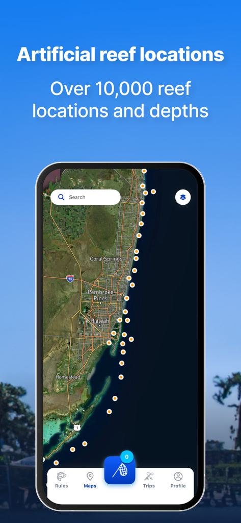 Eine mobile App-Oberfläche, die eine Küstenkarte mit zahlreichen orangefarbenen Punkten anzeigt, die künstliche Riffstandorte zum Fischen kennzeichnen.