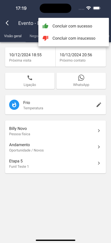 Interface móvel do aplicativo CRM Syonet mostrando detalhes do lead automotivo e opções de contato