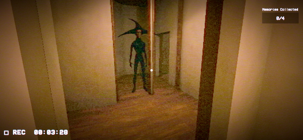 The Obelisk: Home Horror Game - Una figura sombría de pie en una puerta con un filtro de terror analógico VHS granulado