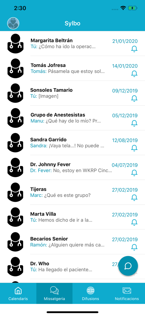 La interfaz de mensajería de la aplicación Sylbo mostrando una lista de conversaciones de chat privadas y grupales para profesionales de la salud