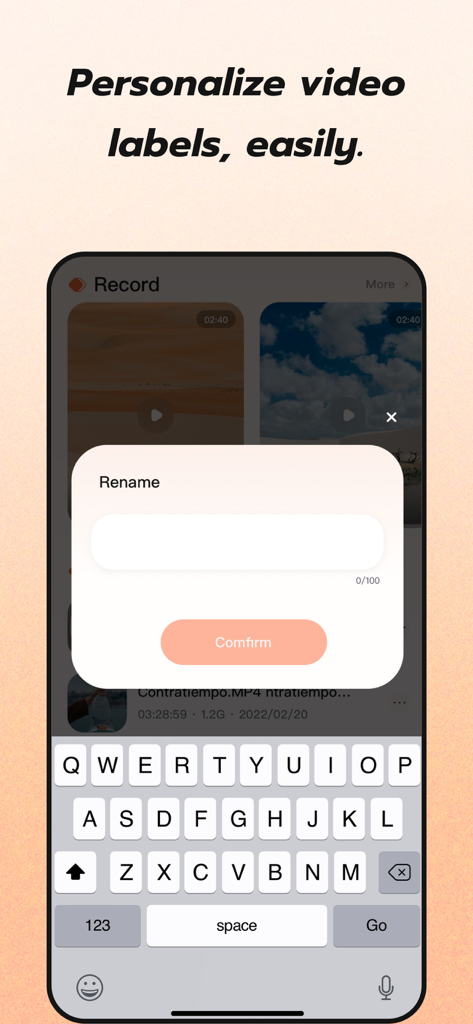 Una interfaz móvil de la aplicación Lens que muestra la ventana emergente de renombrar y el teclado digital para personalizar las etiquetas de los archivos de video.