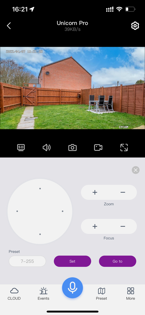 WallPixel HD - Interface de WallPixel HD montrant un flux de caméra de sécurité de jardin en direct avec des contrôles PTZ pour le panoramique, l'inclinaison, le zoom et la mise au point.