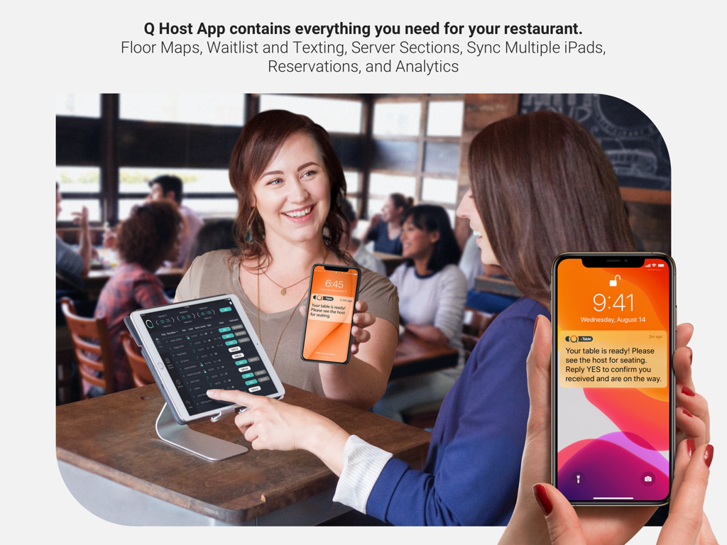 Q Host Restaurant App - Ein Restaurant-Empfangsmitarbeiter benutzt die Q Host App auf einem iPad, während ein Gast eine Tisch-bereit-Textbenachrichtigung auf seinem Smartphone erhält