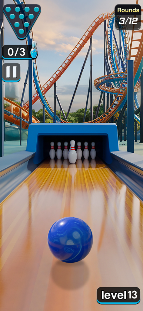 Pin Bowling Ball: Bowling Game - Uma bola de boliche azul em uma pista de madeira com uma montanha-russa ao fundo de um jogo mobile 3D.