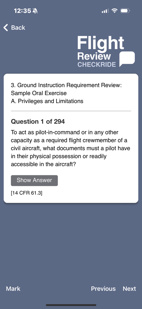 Una flashcard di studio per piloti nell'app Flight Review Checkride che mostra una domanda sui requisiti dei documenti FAA
