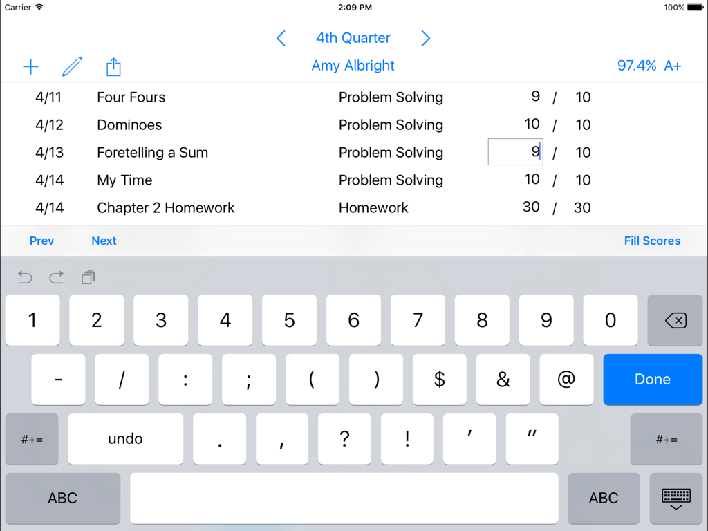 Relatório individual de notas de alunos no Gradekeeper para iPad mostrando pontuações de trabalhos e teclado numérico para entrada de dados