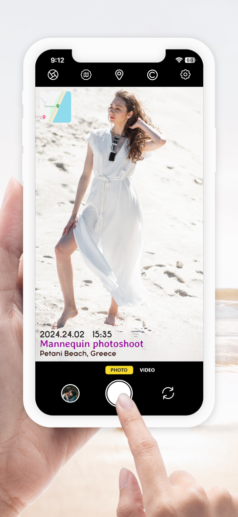 Un'interfaccia smartphone che mostra una foto con timbri automatici di data, ora, didascalia personalizzata e mappa GPS.