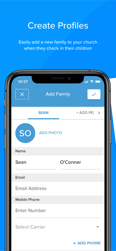 Check-In App - Captura de pantalla de la App de Check-In que muestra un formulario para agregar un nuevo perfil familiar con campos para nombre, correo electrónico y número de teléfono.