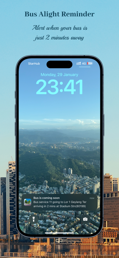 Pantalla de bloqueo del iPhone mostrando una notificación de llegada de autobús en tiempo real de la aplicación Transport SG