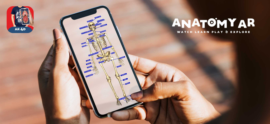 Anatomy AR 4Dアプリで、解剖学的なラベルが付いた3D人間の骨格を示すスマートフォンを持っている人