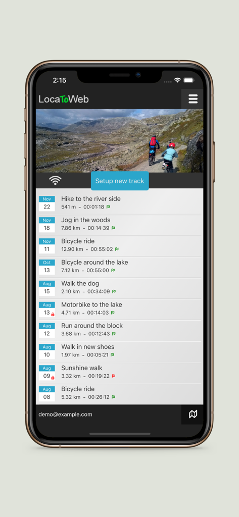 LocaToWeb Realtime GPS tracker - Interfaz de la aplicación móvil que muestra una lista de pistas GPS grabadas para senderismo, ciclismo y motociclismo con estadísticas de distancia y duración.