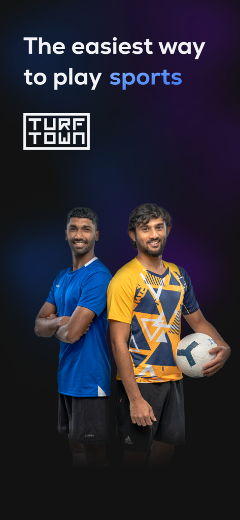 Zwei Athleten mit einem Fußball unter dem Motto 'Der einfachste Weg, Sport zu treiben' und dem Turf Town-Logo