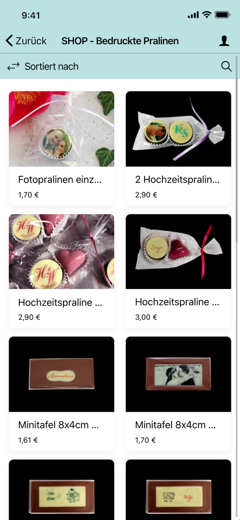 Ein mobiler App-Bildschirm, der einen Katalog von personalisierten bedruckten Pralinen und Hochzeitspralinen mit Preisen zeigt.