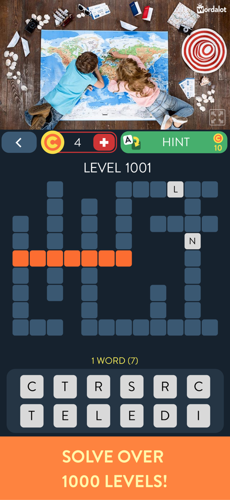 Wordalot – Picture Crossword - Gameplay de mots croisés illustrés Wordalot montrant un niveau de puzzle sur le thème du voyage avec des enfants et une carte du monde.