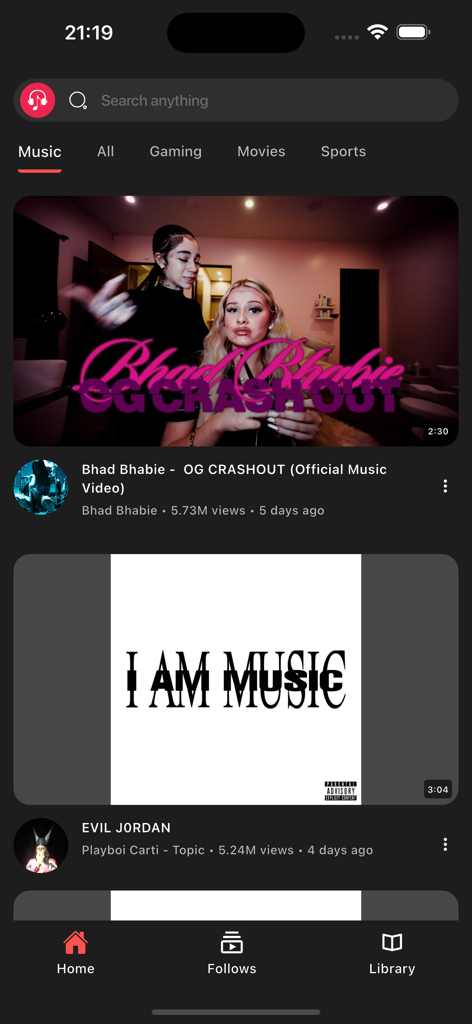 Oberfläche der Play Tube App, die einen kuratierten Feed angesagter Musikvideos in einem sauberen Dark-Mode-Design anzeigt.