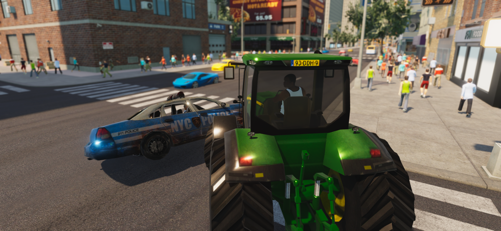Crime Auto - 크라임 오토에서 플레이어가 번화한 도시 거리에서 녹색 트랙터를 몰고 뉴욕 경찰차와 충돌하는 모습.