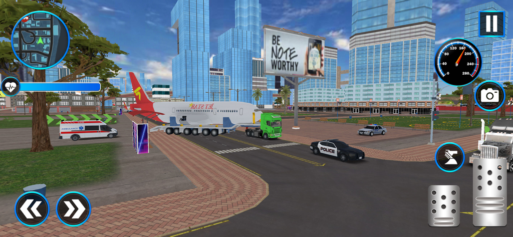 Cargo Plane Truck Transport - Un camión verde transportando un gran avión de carga blanco y rojo por una calle de la ciudad en un juego de simulación.