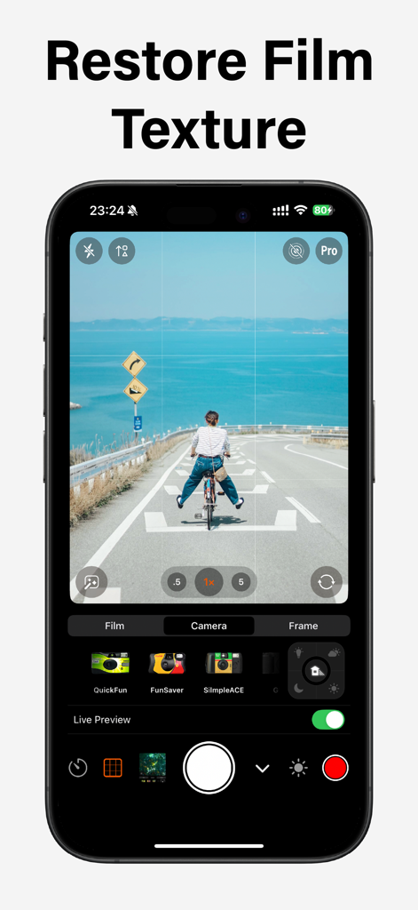 Vibe Cam - Moments Never Fade - 海辺の自転車に乗る人物のフィルムテクスチャシミュレーションが表示されたVibe Camモバイルアプリインターフェイス。