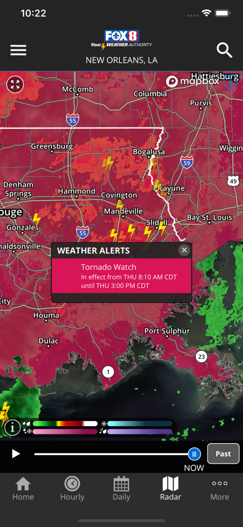 FOX 8 Weather - Interfaz de la aplicación El Tiempo de FOX 8 que muestra una alerta de tornado sobre un mapa de radar de alta resolución de Nueva Orleans.