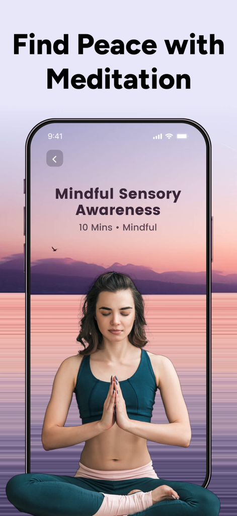 Una mujer meditando con un fondo de atardecer en la pantalla de una aplicación de fitness móvil